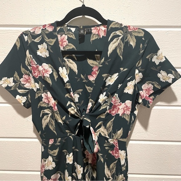 NWOT Volcom Emerald Green Haute Tropic Floral
Plunge Jumpsuit Size Small - Picture 5 of 12
